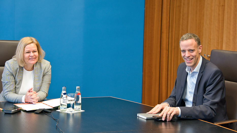 Bundesinnenministerin Nancy Faeser und BMI Staatssekretär und Bundes-CIO Dr. Markus Richter beim digitalen Austausch